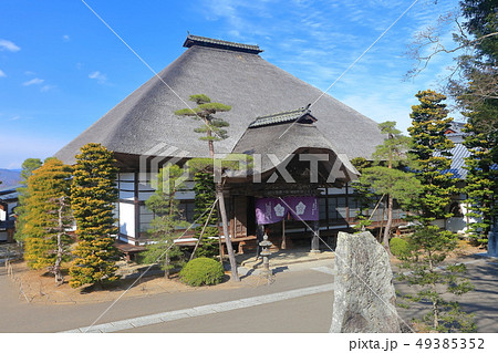 【長野県】晴天下の前山寺の本堂 49385352