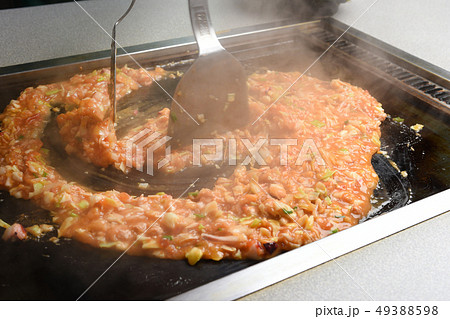 もんじゃ焼きを焼く　下町グルメ 49388598