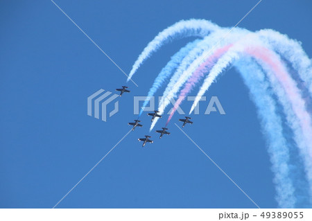 空を舞うアクロバット飛行 49389055