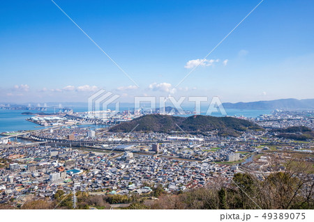 宇多津町、坂出市の市街地と瀬戸大橋 (香川県宇多津町、坂出市) 宇多津町、坂出市の市街地と瀬戸大橋 (香川県宇多津町、坂出市) 49389075