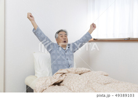 寝起き 元気なシニア 寝起き 元気なシニア 49389103