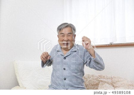 寝起き　元気なシニア 49389108