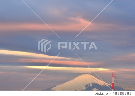 朝焼けと富士山上空を覆う雲 49389293
