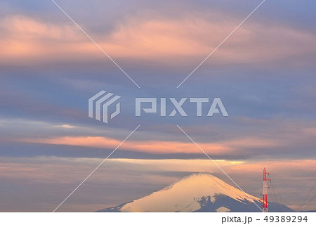 朝焼けと富士山上空を覆う雲 49389294