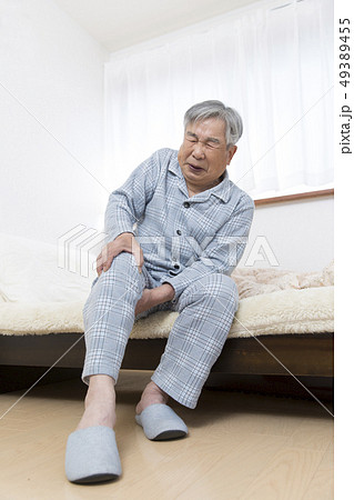 関節痛に悩むシニア男性 49389455