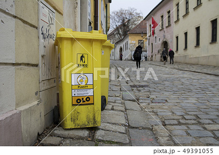 街角のゴミ箱 49391055