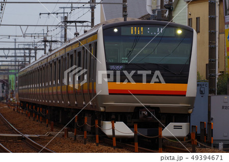 谷保駅を出発して矢川駅に向かう南武線 谷保駅を出発して矢川駅に向かう南武線 49394671