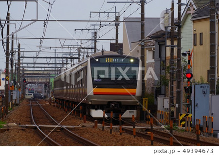 谷保駅を出発して矢川駅に向かう南武線 谷保駅を出発して矢川駅に向かう南武線 49394673