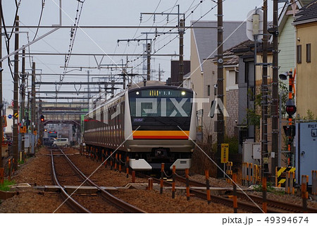 谷保駅を出発して矢川駅に向かう南武線 谷保駅を出発して矢川駅に向かう南武線 49394674