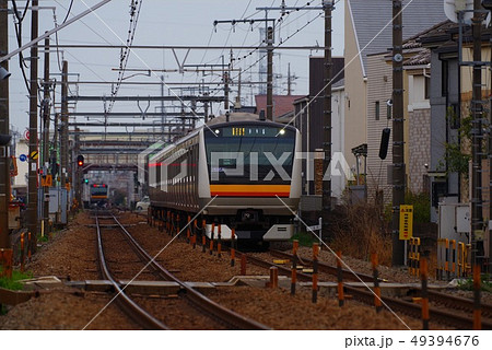 谷保駅を出発して矢川駅に向かう南武線 谷保駅を出発して矢川駅に向かう南武線 49394676