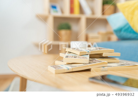 お金　大金　札束　副業　本職　金融　経済　一万円札　1万円札　壱萬円札　日本円　100万円　百万円 49396932