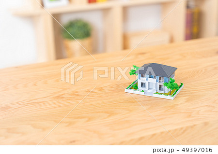 家  住宅ローン  不動産イメージ　ミニチュア　模型　家 49397016