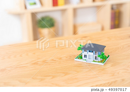 家  住宅ローン  不動産イメージ　ミニチュア　模型　家 49397017