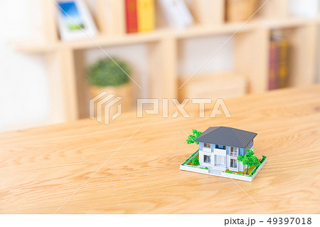 家  住宅ローン  不動産イメージ　ミニチュア　模型　家 49397018
