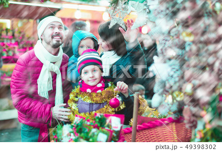 Family purchasing Christmas decoration 49398302