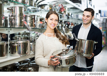 couple chooses pans in shop cookware 49400669