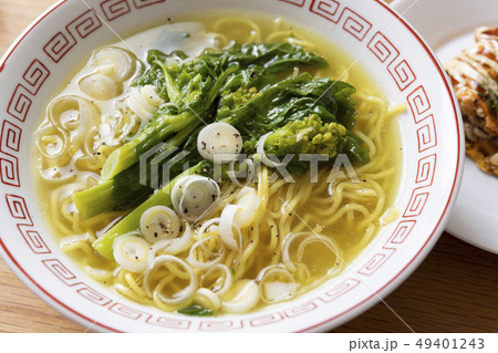 菜の花の塩ラーメンの写真素材