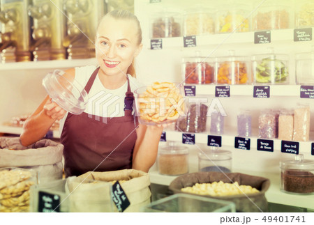 Girl seller is demonstraiting dried Poma Girl seller is demonstraiting dried Poma 49401741
