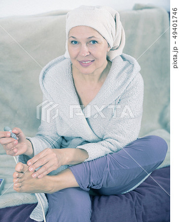 Woman doing pedicure 49401746