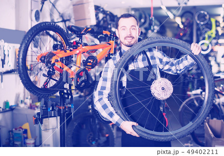 Master shows a bicycle wheel for bicycle 49402211