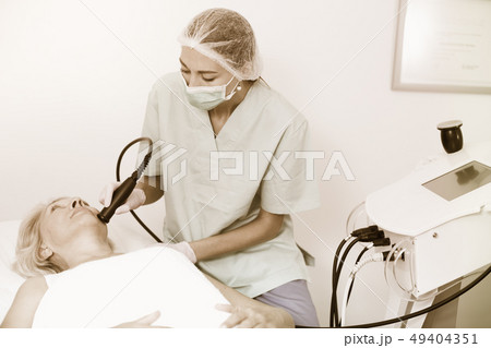 Professional cosmetician performing cryolipolyse 49404351