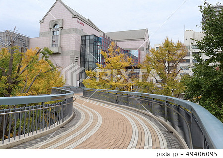 横浜人形の家アプローチ 49406095