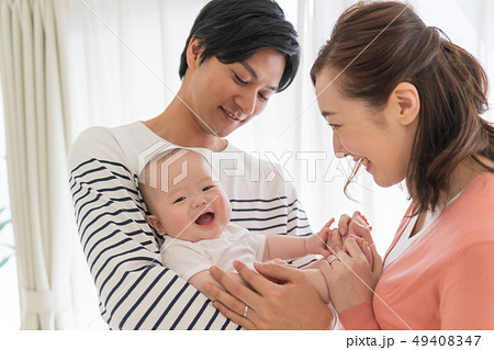 家族、親子、ファミリー、赤ちゃん 49408347