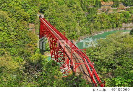 【富山県】深緑の黒部峡谷　新山彦橋 49409060