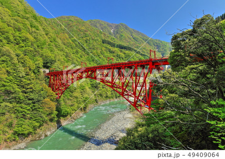 【富山県】深緑の黒部峡谷 新山彦橋 【富山県】深緑の黒部峡谷 新山彦橋 49409064