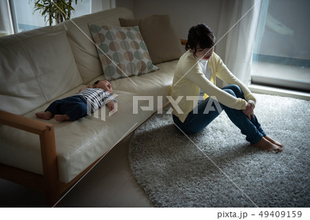 育児ノイローゼの若い母親と放置される赤ちゃん 産後うつ 育児ノイローゼの若い母親と放置される赤ちゃん 産後うつ 49409159