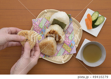 女性の手と和食のおにぎり 女性の手と和食のおにぎり 49410279