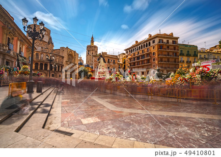 Long exposure of flower virgin and cathedral with tourists, rear view Long exposure of flower virgin and cathedral with tourists, rear view 49410801