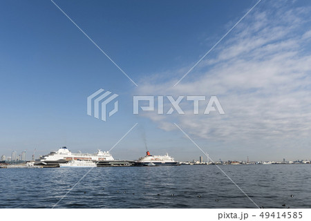 大さん橋に停泊するにっぽん丸とコロンバス 49414585