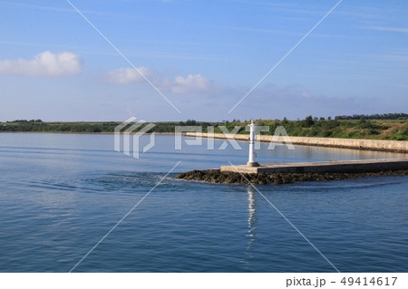 船から見た西表島大原港の灯台 沖縄旅行 船から見た西表島大原港の灯台 沖縄旅行 49414617