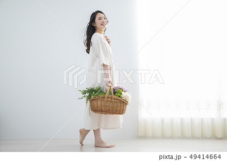 花かごを持つ女性