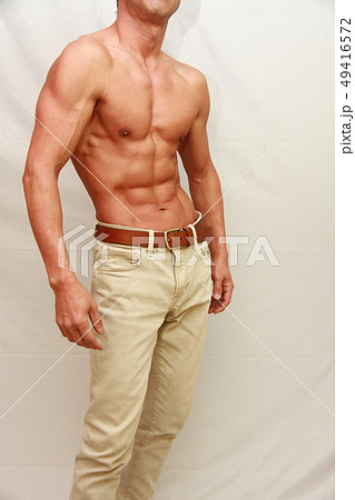肉体美な中年男性 49416572