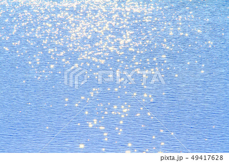 川面の輝き　輝く水面　水面の輝き　 49417628