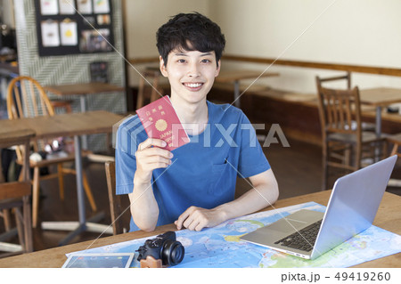 海外旅行の計画をする若い男性 49419260