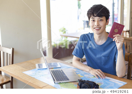 海外旅行の計画をする若い男性 49419261