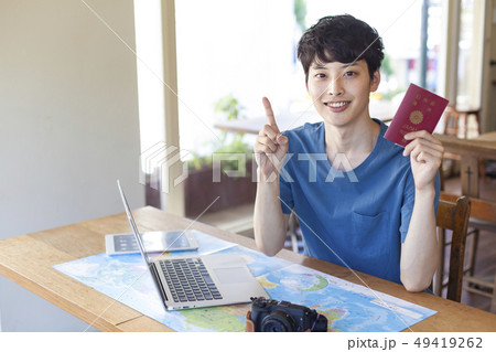 海外旅行の計画をする若い男性 49419262
