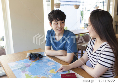 海外旅行の計画をする若いカップル 49419272