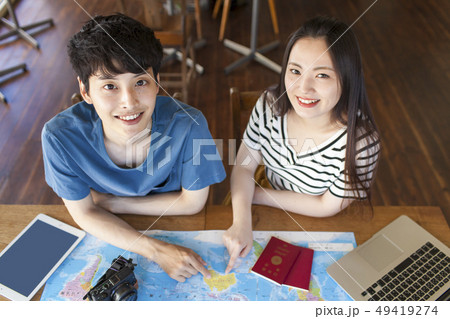 海外旅行の計画をする若いカップル 49419274