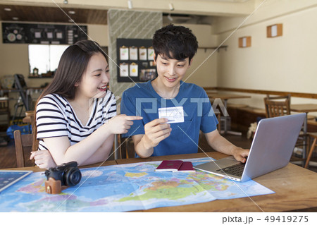 海外旅行の計画をする若いカップル 49419275