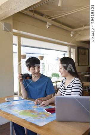 海外旅行の計画をする若いカップル 49419301