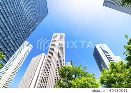 高層ビルを見上げるオフィス街の風景 49419311
