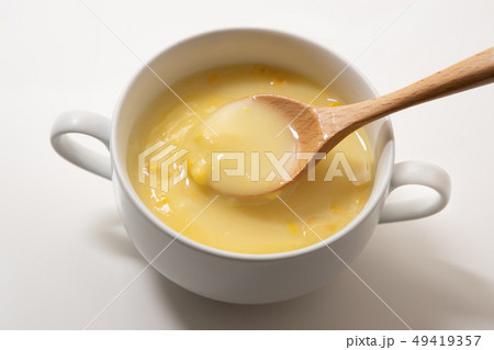 コーンポタージュを食べる 49419357