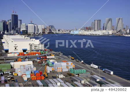 レインボーブリッジから見た芝浦埠頭と隅田川河口 49420002