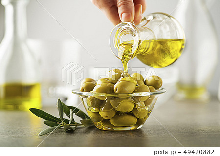 Olive oil pouring 49420882