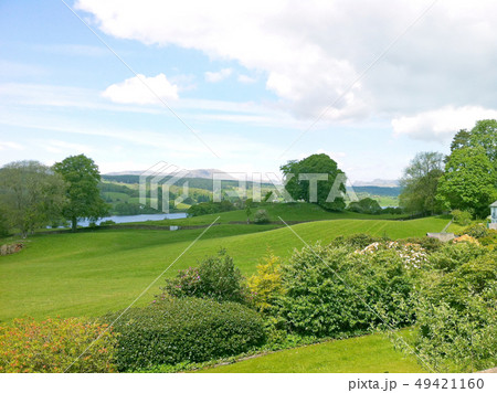 美しいイギリス湖水地方ピーターラビットの故郷の田園と湖、自然風景 49421160