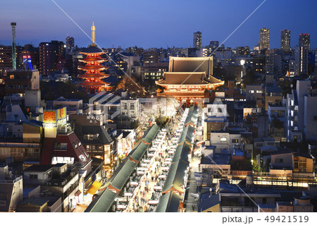 日本の東京都市景観 満開の桜と浅草寺(新元号「令和」の発表から一夜明けた2日・夜景) 日本の東京都市景観 満開の桜と浅草寺(新元号「令和」の発表から一夜明けた2日・夜景) 49421519
